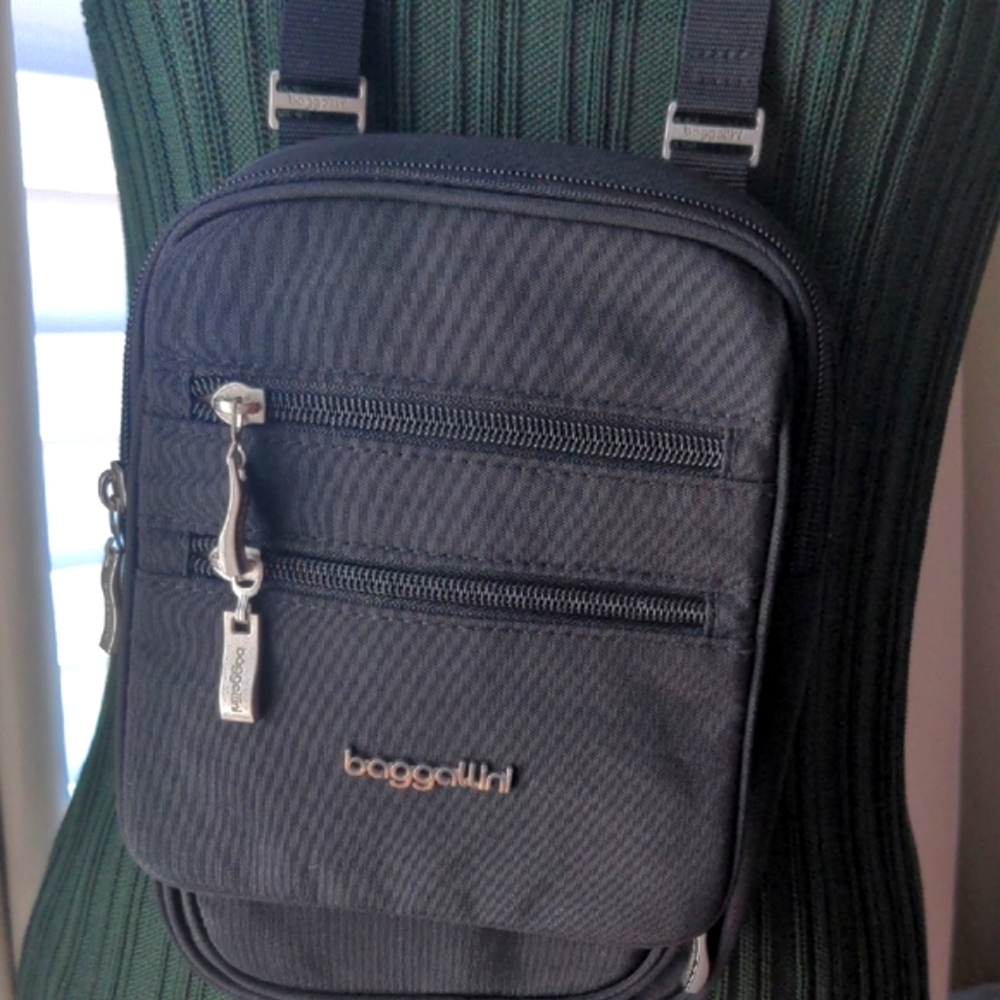 Baggallini Black Crossbody Travel bag
